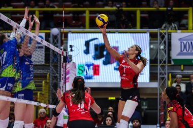 Rosamaria Montibeller # 7 of UYBA Unet E-Work Busto Arsizio, 20 Kasım 2022 'de İtalya' nın Busto Arena şehrinde UYBA Unet E-Work Busto Arsizio ve Wash4green Pinerolo arasında oynanan 2022 Volley Serie A kadınlar voleybol karşılaşmasında eylem halindeydi.