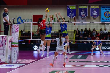 Loveth Omoruyi # 15 of UYBA Unet E-Work Busto Arsizio Volley Serie A kadınları 2022 / 23 voleybol karşılaşmasında UYBA Unet E-Work Busto Arsizio ve Wash4green Pinerolo arasında 20 Kasım 2022 'de İtalya' nın başkenti Busto Arsizio 'da oynandı.