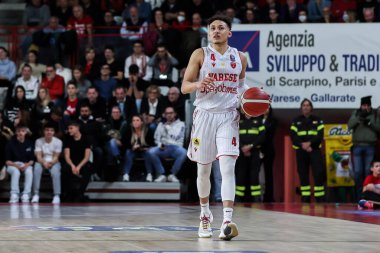 Pallacanestro 'dan Colbey Ross # 4. Varese OpenJobMetis 19 Kasım 2022' de İtalya 'nın Enerxenia Arena şehrinde oynanan LBA Lega Basket A 2022 / 23 sezonluk OpenJobMetis Varese ve Umana Reyer Venezia arasında oynanan maçta eylem halindedir.