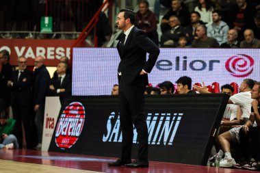 Matt Brase Pallacanestro 'nun baş antrenörü Varese OpenJobMetis 19 Kasım 2022' de İtalya 'nın Enerxenia Arena kentinde oynanan LBA Lega Basket A 2022 / 23 sezonluk OpenJobMetis Varese ve Umana Reyer Venezia arasında oynanan maçta görülüyor.