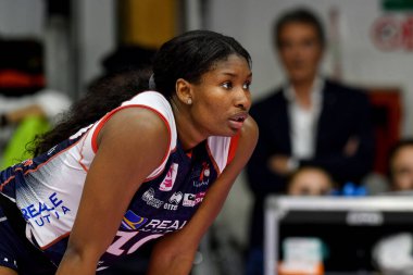 Reale Mutua Fenera Chieri 'den Brionne Butler # 10, 20 Kasım 2022 tarihinde İtalya' nın Chieri kentinde oynanan Volley Serie A bayanlar 2022 / 23 karşılaşmasında Reale Mutua Fenera Chieri ile Savino del Bene Scandicci arasında oynanan karşılaşmaya bakıyor.