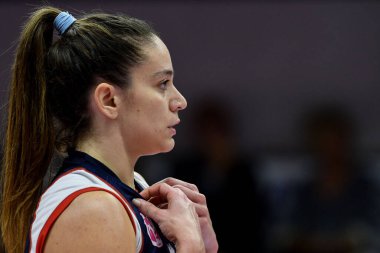 Reale Mutua Fenera Chieri 'den Francesca Bosio 20 Kasım 2022' de İtalya 'nın Chieri kentinde oynanan Volley Serie A kadınlar 2022 / 23 karşılaşmasında Reale Mutua Fenera Chieri ile Savino del Bene Scandicci arasında seyrediyor.