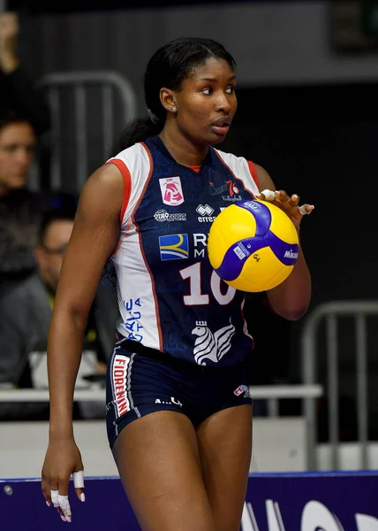 20 Kasım 2022 'de İtalya' nın Chieri kentinde Reale Mutua Fenera Chieri 'den Brionne Butler # 10 numara Volley Serie A kadınlar 2022 / 23' te Pala Fenera 'da Reale Mutua Fenera Chieri ile Savino del Bene Scandicci arasında oynanan karşılaşmada.