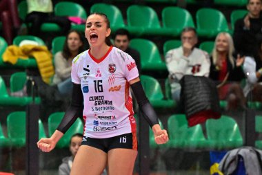 Caruso Sara (Bosca Cuneo) & # xA;, 20 Kasım 2022 'de İtalya' nın Cuneo kentinde oynanan Pala Ubi Banca 'da İtalyan Serie A1 Kadınlar Cuneo Granda Volley ile Bartocini-Fortinfissi Perugia maçında bir sayı attıktan sonra kutluyor.
