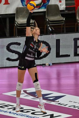 Alexandra Laziç (Bartoccini-Fortinfissi Perugia), 20 Kasım 2022 'de İtalya' nın Cuneo kentinde oynanan Pala Ubi Banca 'da İtalyan Serie A1 Kadınlar Cuneo Granda Volley' e karşı Bartocccini-Fortinfissi Perugia maçında.