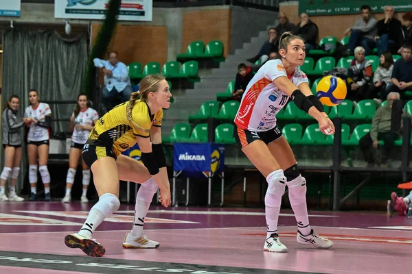 Lara Caravello Bosca Cuneo Greta Szakmary Cuneo Durante Partido Voleibol — Foto de Stock