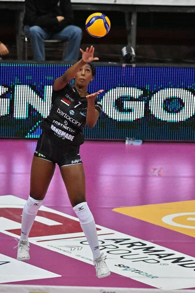 Stephanie Samedy (Bartoccini-Fortinfissi Perugia), 20 Kasım 2022 'de İtalya' nın Cuneo kentinde oynanan Pala Ubi Banca 'da İtalyan Serie A1 Kadınlar Cuneo Granda Volley' ye karşı Bartoccini-Fortinfissi Perugia maçında...