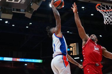 Isaiah Taylor (Anadolu Efes Istanbul) Basketbol Euroleague Şampiyonası EA7 Emporio Armani Milano 'nun Anadolu Efes' e açtığı davada Kyle Hines (EA7 Emporio Olimpia Milano) tarafından engellendi.: