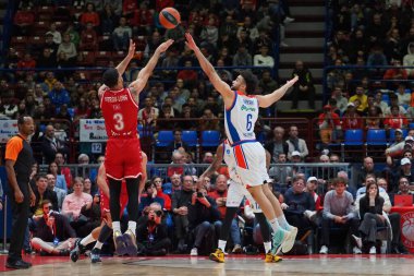 Naz Mitrou-Long (EA7 Emporio Armani Olimpia Milano), 22 Kasım 2022 'de Milano' da düzenlenen Assago Forumu 'nda Euroleague Basketbol Şampiyonası EA7 Emporio Armani Milano ile Anadolu Efes arasında Elijah Bryant (Anadolu Efes Istanbul) tarafından engellendi.