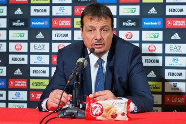 Ergin Ataman, teknik direktör Anadolu Efes İstanbul Basketbol Euroleague Şampiyonası EA7 Emporio Armani Milano ile Anadolu Efes arasında 22 Kasım 2022 'de Milano, İtalya' daki Assago Forumu 'nda karşılaştı.