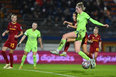 AS Roman Kadınları grubundan VfL Wolfsburg 'dan Jule Brand ve Elisa Bartoli, UEFA Kadınlar Şampiyonlar Ligi B Grubu' nun A.S. Roma ve VfL Wolfsburg arasındaki üçüncü grup safhasında 23 Kasım 2022 'de Latina' daki Stadio Domenico Francioni 'de,