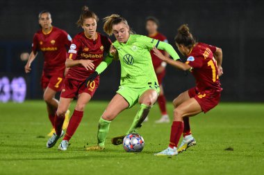 AS Roman Kadınları grubundan VfL Wolfsburg ve Manuela Giugliano 'dan Jule Brand, UEFA Kadın Şampiyonlar Ligi' nin grup aşamasının üçüncü gününde, 23 Kasım 2022 'de Latina' daki Stadio Domenico Francioni 'de, A.S. Roma ve VfL Wolfsburg arasında yer aldı.