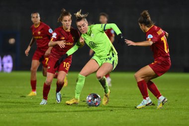 AS Roman Kadınları grubundan VfL Wolfsburg ve Manuela Giugliano 'dan Jule Brand, UEFA Kadın Şampiyonlar Ligi' nin grup aşamasının üçüncü gününde, 23 Kasım 2022 'de Latina' daki Stadio Domenico Francioni 'de, A.S. Roma ve VfL Wolfsburg arasında yer aldı.