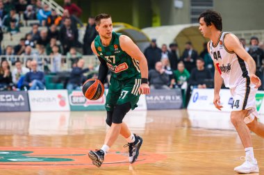 #Panathinaikos Atina 'dan 37 MATEUSZ PONITKA & # XA;, 23 Kasım 2022 tarihinde OAKA Stadyumu' nda Panathinaikos Atina ve Virtus Segafredo Bologna arasında oynanan Euroleague, 9. Raunt 'da 44 numaralı MILOS TEODOSIC ile mücadele ediyor.