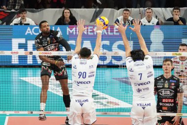 Herrera jaime jesus (n.7 sir safe susa perugia) v rinaldi tommaso (n.90 valsa group modena) stankovic dragan (n.7 valsa group modena) voleybol İtalya Serie A Men SuperLeague Şampiyonası Sir Susa Perugia Leo Shoes Modena 'ya karşı 