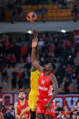 #Olympiacos Pire 'den 10 MOUSTAPHA & # XA; ve Euroleague' de Alba Berlin 'den # 21 CHRIST KOUMADJE & XA;, 24 Kasım 2022' de Yunanistan 'ın Pire kentinde Olympiacos Pire ve Dostluk Stadyumu' nda Alba Berlin ile oynanan 9. - Kredi.: