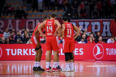 Euroleague 'de Olympiacos Pire' nin oyuncuları, 24 Kasım 2022 'de Yunanistan' ın Pire kentinde Olympiacos Pire ve Dostluk Stadyumu 'nda Olympiacos Pire ile Alba Berlin arasında oynanan 9. - Fotoğraf: Stefanos Kyriazis / LiveMedi