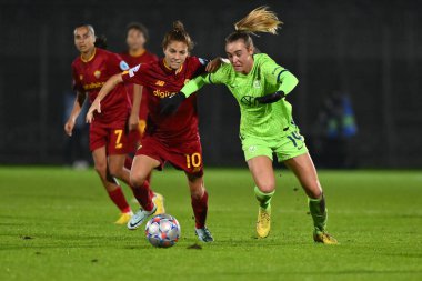 AS Roman Kadınları 'ndan Jill Roord ve VfL Wolfsburg' dan Manuela Giugliano, UEFA Kadın Şampiyonlar Ligi B Grubu 'nun grup aşamasının üçüncü gününde, 23 Kasım 2022' de Latina 'daki Stadio Domenico Francioni' de, A.S. Roma ve VfL Wolfsburg arasında yer aldılar.