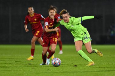 AS Roman Kadınları 'ndan Jill Roord ve VfL Wolfsburg' dan Manuela Giugliano, UEFA Kadın Şampiyonlar Ligi B Grubu 'nun grup aşamasının üçüncü gününde, 23 Kasım 2022' de Latina 'daki Stadio Domenico Francioni' de, A.S. Roma ve VfL Wolfsburg arasında yer aldılar.