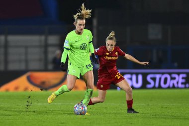 AS Roman Kadınları 'ndan Jill Roord ve Giada Greggi, UEFA Kadınlar Şampiyonlar Ligi' nin grup aşamasının üçüncü gününde, B Grubu, A.S. Roma ve VfL Wolfsburg arasında, 23 Kasım 2022 'de Latina, Ita' daki Stadio Domenico Francioni 'de