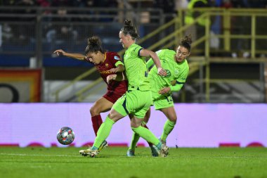 AS Roman Kadınları 'ndan Elisa Bartoli ve VfL Wolfsburg' dan Marina Hegering, UEFA Kadınlar Şampiyonlar Ligi 'nin grup aşaması B Grubu' nun A.S. Roma ve VfL Wolfsburg arasındaki üçüncü gününde, 23 Kasım 2022 'de Latince Domenico Francioni Stadyumu' nda