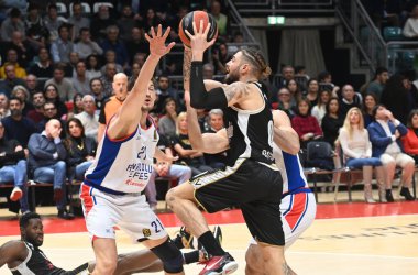 Isaia Cordinier (Segafredo Virtus Bologna) Euroleague basketbol şampiyonası maçı sırasında Tibor Pleiss (Anadolu Efes Istanbul) tarafından engellendi. Anadolu Efes Istanbul - Bologna, 25 Kasım 2022 