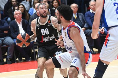 Isaia Cordinier (Segafredo Virtus Bologna) (L) Euroleague basketbol şampiyonası maçında Elijah Bryant (Anadolu Efes Istanbul) tarafından engellendi. Anadolu Efes Istanbul - Bologna, 25 Kasım 2022