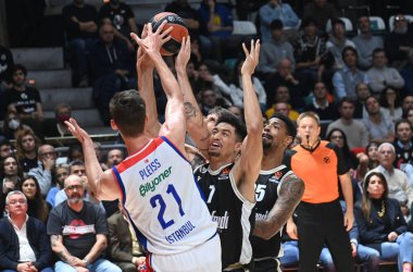 Euroleague basketbol şampiyonası maçında Tibor Pleiss (Anadolu Efes Istanbul) tarafından engellenen Ismael Bako (Segafredo Virtus Bologna - Anadolu Efes Istanbul - Bologna, 25 Kasım 2022 Paladozza Spor Sarayı - Cr.