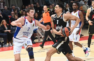 Euroleague basketbol şampiyonası maçında Tibor Pleiss (Anadolu Efes Istanbul) tarafından engellenen Ismael Bako (Segafredo Virtus Bologna - Bologna, 25 Kasım 2022, Paladozza spor sarayında Anadolu Efes Istanbul - Bologna