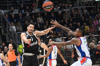 Euroleague basketbol şampiyonası maçında Will Clyburn (Anadolu Efes Istanbul) tarafından engellenen Ismael Bako (Segafredo Virtus Bologna - Anadolu Efes Istanbul - Bologna, 25 Kasım 2022 Paladozza Spor Sarayı - Cr.