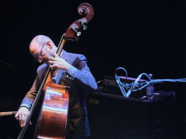 Barak Mori Müzik Konseri sırasında Avishai Cohen Dörtlüsü - İtalya 'nın Verona kentindeki Teatro Ristori' de Nakes Truth, 24 Kasım 2022 - Fotoğraf: Maria Cristina Napolitan