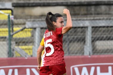 Annamaria Serturini (AS Roma kadınları), 26 Kasım 2022 'de Tre Fontane stadyumunda AS Roman Kadınlar Pomigliano Calcio' ya karşı oynanan 2022 / 2023 tarihli İtalya Futbol Şampiyonası Ligi Kadınlar 2022 / 2023 karşılaşmasında 1-0 'lık gol attıktan sonra kutluyor. - Kredi: Harika