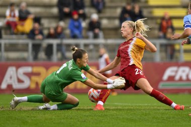 AS Roman Kadınları 'ndan Sophie Haug ve Pomigliano Calcio Femminile' den Sara Cetinja, A.S. Roman Kadınlar ve Pomigliano Calcio Femminile arasında düzenlenen Serie A Şampiyonası 'nın 10. gününde, 26 Kasım 2022' de İtalya 'nın başkenti Roma' da Tre Fontane Stadyumu 'nda düzenlenen törende görülüyor.. -