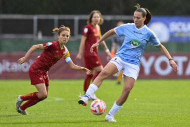 Pomigliano Calcio Femminile 'den Alice Corelli ve AS Roman Kadınları' ndan Manuela Giugliano, A.S. Roman Kadınlar ve Pomigliano Calcio Femminile arasında düzenlenen Serie A Şampiyonası 'nın 10. gününde, 26 Kasım 2022' de Roma 'da Tre Fontane Stadyumu' nda,