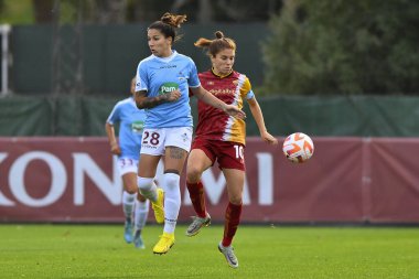 Pomigliano Calcio Femminile 'den Zhanna Ferrario ve AS Roman Kadınları' ndan Manuela Giugliano, A.S. Roman Kadınları ile Pomigliano Calcio Femminile arasında düzenlenen Serie A Şampiyonası 'nın 10. gününde, 26 Kasım 2022' de Roma 'da Tre Fontane Stadyumu' nda gerçekleştirildi.,