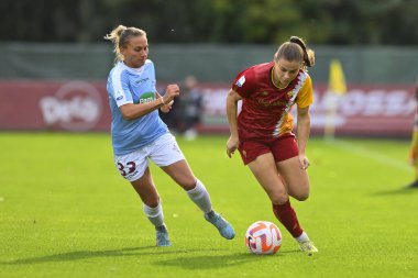 A.S. Roma 'dan Emilie Bosshard Haavi ve Pomigliano' dan Debora Novellino (Pomigliano Calcio Femminile), A.S. Roman Kadınlar ve Pomigliano Calcio Femminile arasında düzenlenen Serie A Şampiyonası 'nın 10.