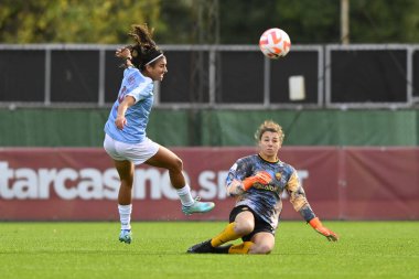 AS Roman Kadınları 'ndan Camelia Ceasar ve Pomigliano Calcio Femminile' den Verena Amorim Dias, A.S. Roman Kadınlar ve Pomigliano Calcio Femminile arasında düzenlenen Serie A Şampiyonası 'nın 10.,