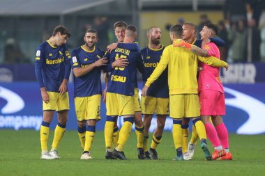 PLAYERS (MODENA) 26 Kasım 2022 'de İtalya' nın Parma, İtalya 'daki Ennio Tardini Stadyumu' ndaki Parma Calcio-Modena FC maçında VICTORY 'u kutlayın - Fotoğraf: Luca Amedeo Bizzarr