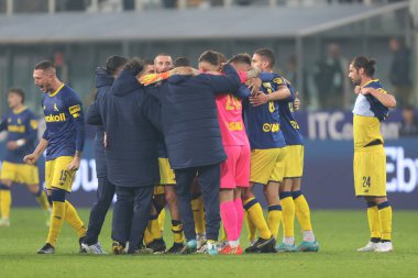 PLAYERS (MODENA) 26 Kasım 2022 'de İtalya' nın Parma, İtalya 'daki Ennio Tardini Stadyumu' ndaki Parma Calcio-Modena FC maçında VICTORY 'u kutlayın - Fotoğraf: Luca Amedeo Bizzarr
