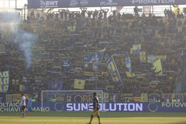 FANS (MODENA) İtalyan futbol serisi B maçı sırasında Parma Calcio-Modena FC maçında Parma, İtalya 'daki Ennio Tardini stadyumunda, 26 Kasım 2022 - Fotoğraf: Luca Amedeo Bizzarr