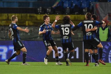 Matteo Tramoni (Pisa), İtalya 'nın Pisa kentindeki Arena Garibaldi' de oynanan AC Pisa vs Ternana Calcio karşılaşmasında takım arkadaşlarıyla birlikte kutlama yapıyor, 26 Kasım 2022 - Fotoğraf: Gabriele Masott