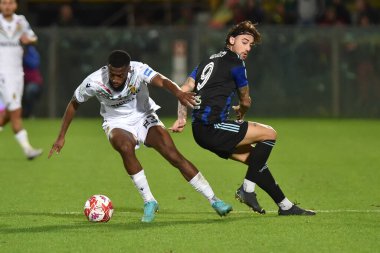 Salim Diakite (Ternana) ve Ettore Gliozzi (Pisa) İtalya 'nın başkenti Pisa' daki Arena Garibaldi 'de AC Pisa vs Ternana Calcio maçında, 26 Kasım 2022 - Fotoğraf: Gabriele Masott