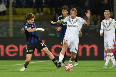 İtalya 'nın Pisa kentinde oynanan Arena Garibaldi maçında Antonio Palumbo (Ternana) tarafından İtalya' nın Serie B maçı sırasında engellenen Matteo Tramoni (Pisa) - Fotoğraf: Gabriele Masott