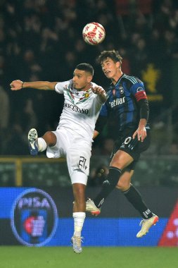 İtalyan futbolu Serie B maçında Anthony Partipilo (Ternana) ve Pietro Beruatto (Pisa) baş mücadelesi AC Pisa Ternana Calcio 'ya karşı Pisa, İtalya' daki Arena Garibaldi maçında, 26 Kasım 2022 - Fotoğraf: Gabriele Masott