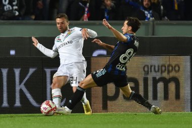 26 Kasım 2022 'de İtalya' nın Pisa kentinde oynanan Arena Garibaldi maçında Olimpiu Morutan (Pisa) tarafından engellenen Davide Agazzi (Ternana) - Gabriele Masott