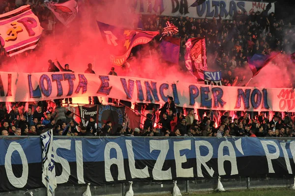 イタリアのサッカーセリエB中のピサのファンは ピサのアリーナガリバルディでAcピサ対Ternana Calcioと一致します — ストック写真
