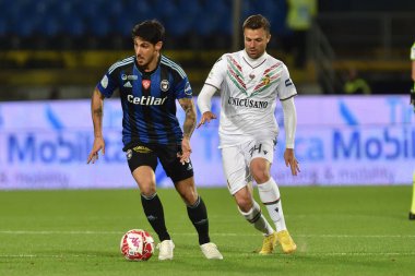 Giuseppe Mastinu (Pisa) ve Davide Agazzi (Ternana) İtalyan futbolu serisi B maçında AC Pisa Ternana Calcio 'ya karşı Pisa, İtalya' da Arena Garibaldi, 26 Kasım 2022 - Fotoğraf: Gabriele Masott