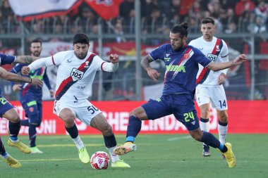 İtalya 'nın Perugia şehrindeki Renato Curi Stadyumu' nda oynanan İtalya Serisi B maçında yalcin guven (n.50 genoa cfc) v casasola tiago (n.24 perugia calcio) - Loris Cerquiglin