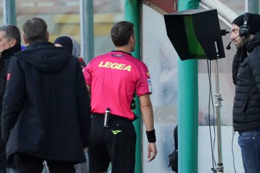Penna (hakem sez. Roma 1) al var, İtalya 'nın Serie B maçında AC Perugia - Cenova CFC maçı sırasında İtalya' nın Perugia kentindeki Renato Curi Stadyumu 'nda oynandığını doğruladı.
