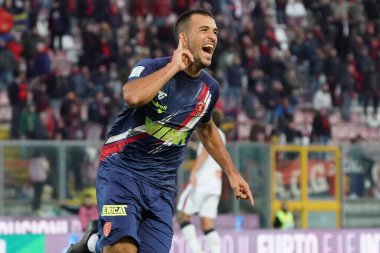 Santoro simone (n.25 Perugia calcio) İtalya 'nın başkenti Perugia' daki Renato Curi Stadyumu 'nda oynanan İtalya Serie B karşılaşmasında 1-0 sevinçle karşılandı.